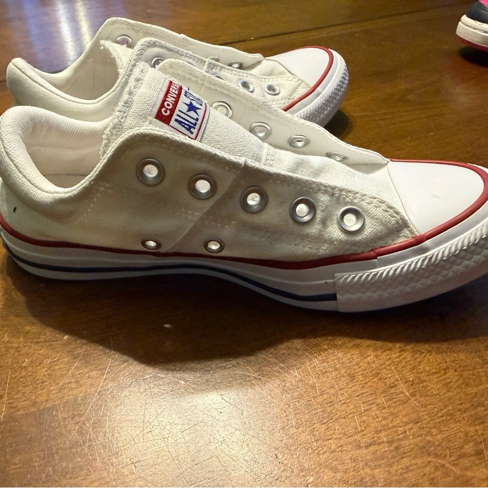 White converse just needs laces, pretty much brand new.